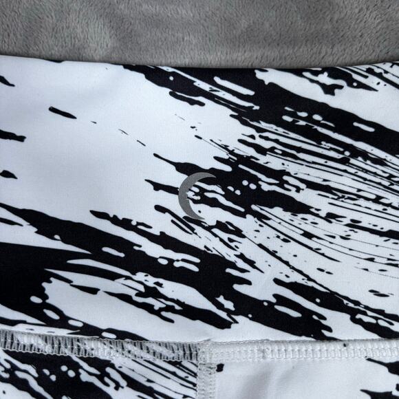 Zyia Active Black & White Brushstroke Capri Leggings (Size 6–8) - Picture 4 of 4